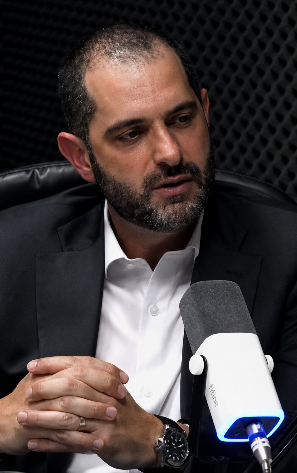 Mário Nogueira Jr. em gravação de podcast
