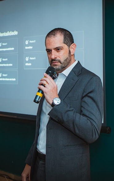 Mário Nogueira Jr. palestrando em evento empresarial